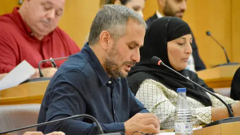 Mohamed Mohamed Ali Duas, (MDyC) durante la interpelaci&oacute;n del grupo pol&iacute;tico sobre el elevado coste de la ITV / Fotograf&iacute;a: Alejandro Castillo