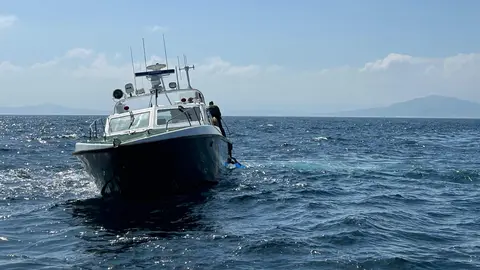 Patrullera de la  Guardia Civil, Migrantes tratan de mantenerse a flota mientras nadan para ganar la costa de Ceuta