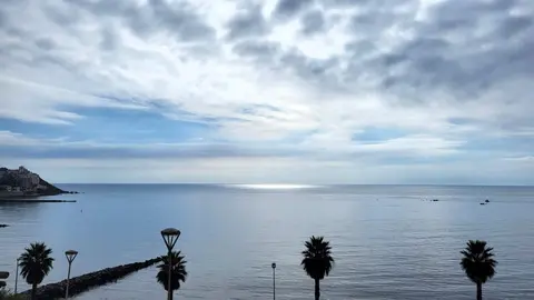 Bah&iacute;a sur cielo cubierto