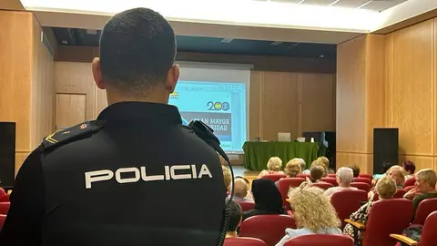 Charla sobre seguridad en el Centro del Mayor