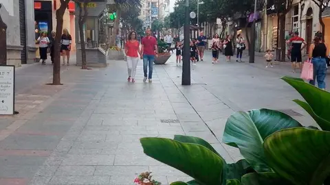 Viandantes, en el Paseo del Revell&iacute;n (C.A.)