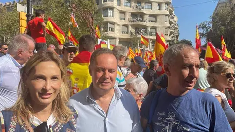 Javier Celaya, Abdelhakim Abdeselam y Cristina D&iacute;az, en la manifestaci&oacute;n de Societat Civil Catalana en Barcelona
