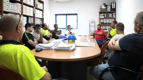 Reuni&oacute;n entre CCOO y la plantilla de la desaladora (Cedida)