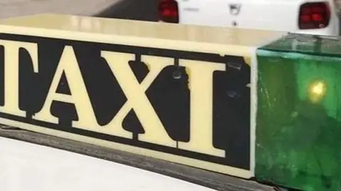 Taxis, junto a la Plaza de la Constituci&oacute;n (C.A./ARCHIVO)