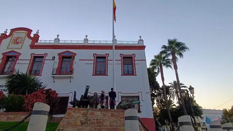 Solemne arriado de bandera por el D&iacute;a de la Fiesta Nacional