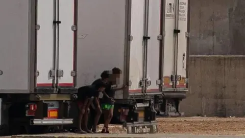 Menores no acompa&ntilde;ados en el Puerto (Archivo)