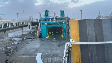 El "Ciudad de Ceuta" y el "Avemar dos" a la espera de poner rumbo a Ceuta