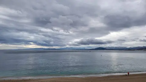 Cielos cubierto en la bah&iacute;a sur