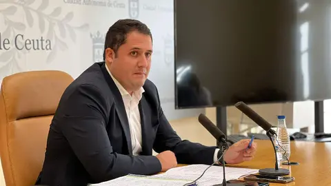  Alejandro Ram&iacute;rez, portavoz del Gobierno, durante su comparecencia de este martes/ Dani Hern&aacute;ndez 