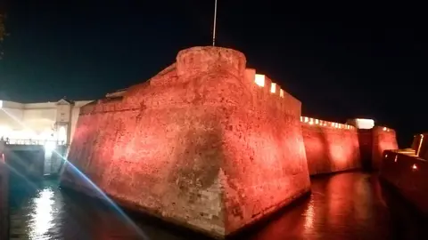 Murallas Reales iluminadas de naranja por el TDAH