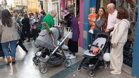 Los ni&ntilde;os esperando el pasacalles de Halloween (S.I)