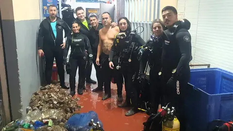 Participantes en la recogida IJOS&Eacute; CARLOS RUIZ MART&Iacute;N)