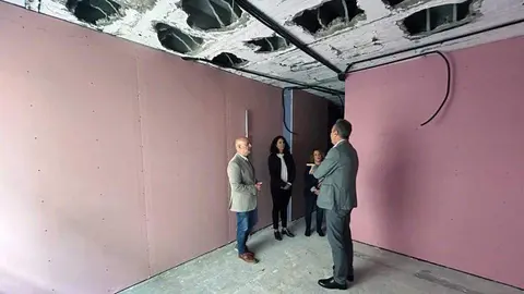Juan Guti&eacute;rrez, a la izquierda, durante su visita al hotel (CEDIDA)