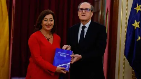 El defensor del pueblo, &Aacute;ngel Gabilondo, hace entrega del informe a la presidenta del Congreso, Francina Armengol (CONGRESO)