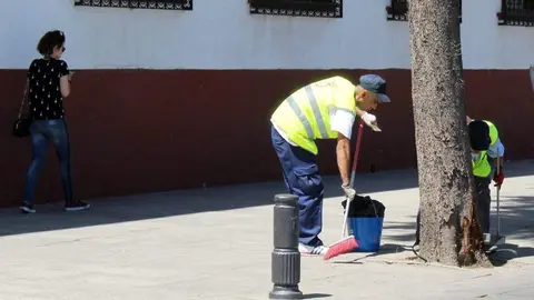  Dos trabajadores del Plan de Empleo, durante una jornada laboral / Archivo 