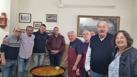 La paella sustituye a las casta&ntilde;as en el D&iacute;a de la Mochila de la Casa de Ceuta en Algeciras (Cedida)