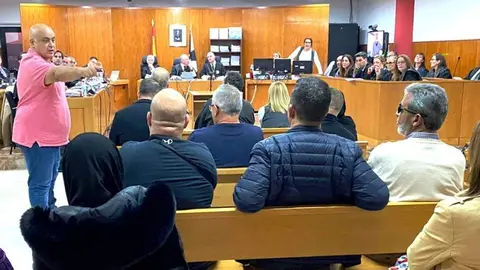  Ali Ali se&ntilde;alando en la sala de vistas del Juicio de Emvicesa a quienes le pagaron por acceder a viviendas p&uacute;blicas. 