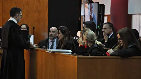  El fiscal cerrando pactos con los abogados de las defensas. 