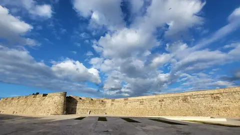 Murallas Reales (Cielo con muchas nubes) / Archivo