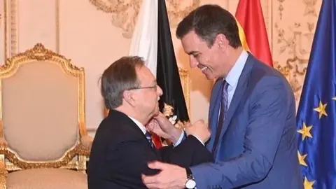 Vivas y S&aacute;nchez se saludan durante una visita del presidente del Gobierno central a la ciudad (C.A./ARCHIVO)