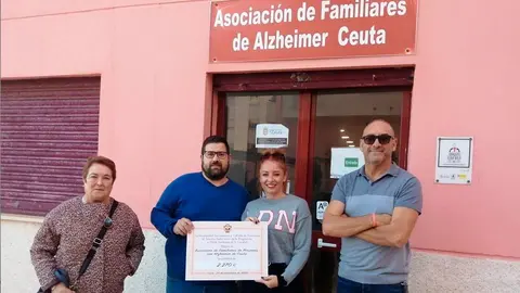 Momento de la entrega del cheque a la directiva de la AFA (C.A.)