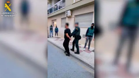 Momento de la detenci&oacute;n de uno de los hermanos