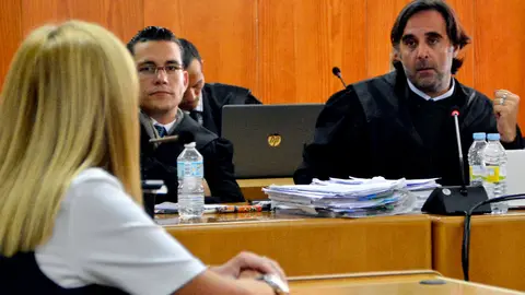  La secretaria de Antonio L&oacute;pez contestando a las preguntas de su letrado / Alejandro Castillo 