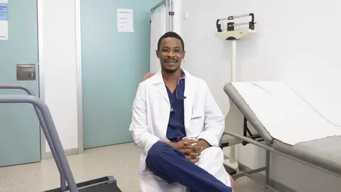El m&eacute;dico sierraleon&eacute;s Emmanuel Fofana, en el Hospital Universitario (CEDIDA)