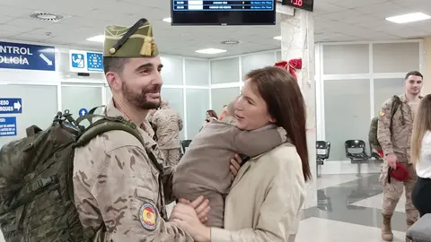 Ceuta da la bienvenida a sus h&eacute;roes: los 94 militares que han vuelto de Irak