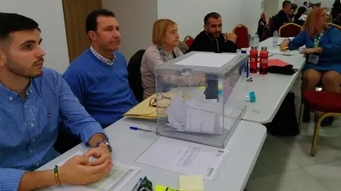 Miembros de una de las mesas abiertas en el Palacio de la Asamblea para las elecciones sindicales del pasado jueves (C.A.)