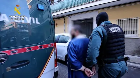 Momento de la detenci&oacute;n del profesor por la Guardia Civil (MINISTERIO DEL INTERIOR)