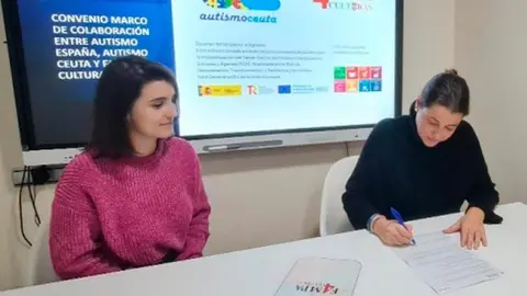 Un momento de la firma del convenio (CEDIDA)