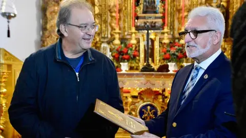 Mart&iacute;n recibe las guardas de manos de Bollit (C.A.)