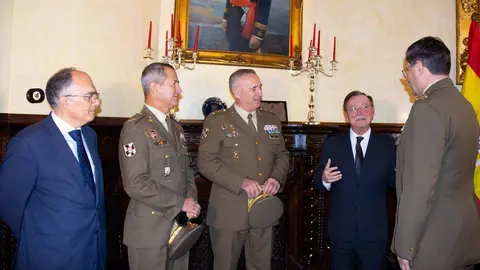 El presidente Vivas, junto al comandante general Llago Navarro (Archivo)