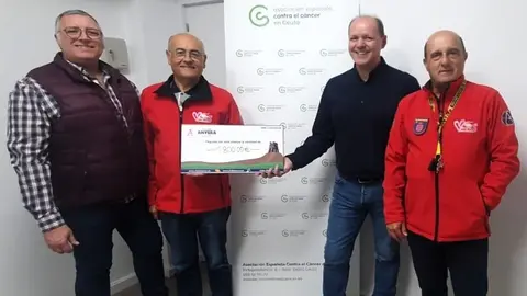 Anyera dona 1.800 euros a la AECC gracias a la colaboraci&oacute;n de Fot&oacute;grafos Solidarios (Facebook)