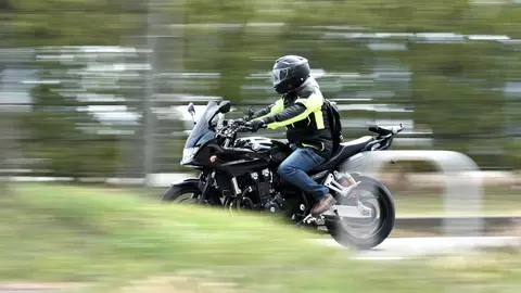 Motorista con casco integral