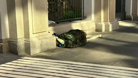 Sinhogarismo persona durmiendo en la calle, frente al ayuntamiento