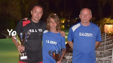 Pedro Berm&uacute;dez, junto a su hijo Sergio y su nieto (UA Ceut&iacute;)