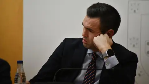 Carlos Verdejo se aburre en los plenos