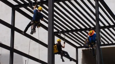  Los Bomberos entrenando el rescate en el "jard&iacute;n vertical" de Gran V&iacute;a./archivo 