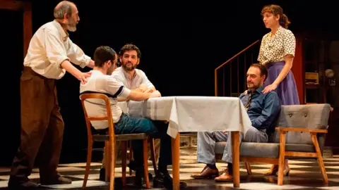 Actores de la obra &laquo;Retorno al hogar&raquo;, sobre el escenario (OMAR ANTU&Ntilde;A)