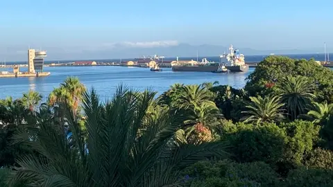 descarga de combustible de 11.000 tm de  VLSFO para  VilmaOil y 6.000 tm para  Cepsa en muelle de Poniente