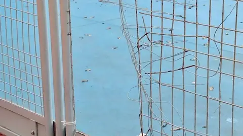As&iacute; se encuentra en estos momentos la puerta de acceso a la pista de entrenamiento
