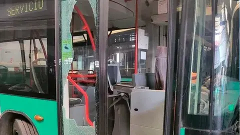 da&ntilde;os autobuses apedreamiento