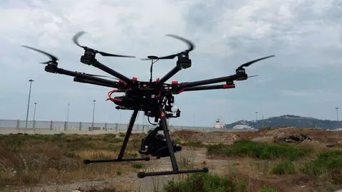 Un dron en plena operaci&oacute;n de despegue (C.A./ARCHIVO)