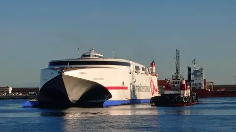 El barco de la naviera Armas Trasmediterr&aacute;nea, 'Ciudad de Ceuta', entrando en el puerto ceut&iacute; en lastre con un remolcador (C.A.)