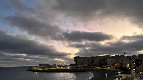 Cielo cubierto de nubes en Playa Ben&iacute;tez / M.Zapico