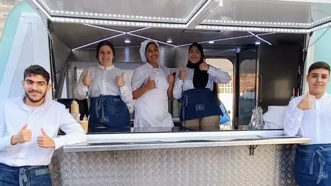 La &lsquo;Almineta&rsquo; del IES Almina, una foodtruck que ofrece desayunos saludables, ha tenido un exitoso primer servicio. Conoce c&oacute;mo este proyecto de los alumnos de FP B&aacute;sica de Veh&iacute;culos est&aacute; revolucionando los desayunos en la escuela