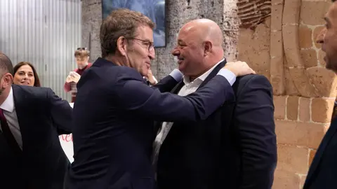 N&uacute;&ntilde;ez Feij&oacute;o junto a Nicola Cecchi, en el stand de Ceuta (Cedida)