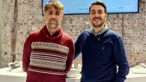  Los representantes de Virtulab en el stand de Ceuta en FITUR / Laura Ortiz 